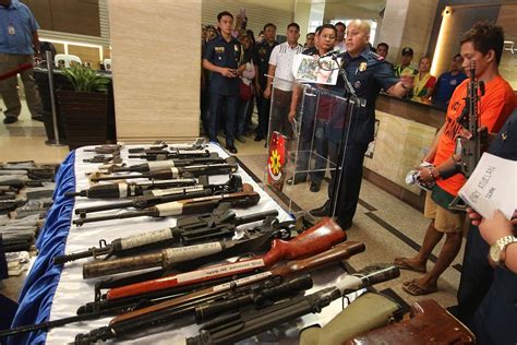 Police arrest arms trafficking syndicate members in Lipa .